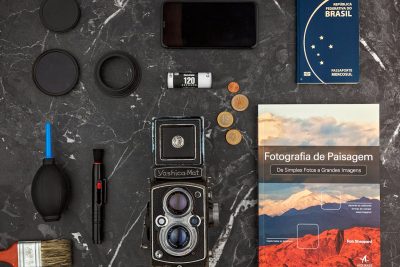 Qué accesorios básicos necesita una cámara para viajar