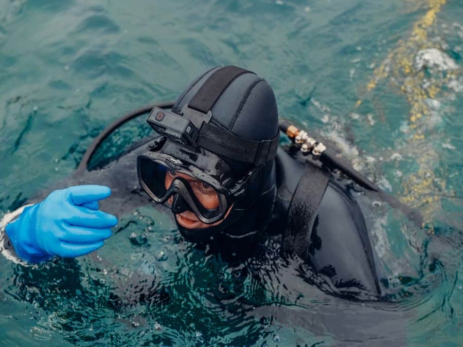 Buzo profesional con equipo de buceo