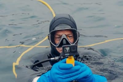 Grabar bajo el agua con una cámara deportiva: guía para lograr videos nítidos y seguros