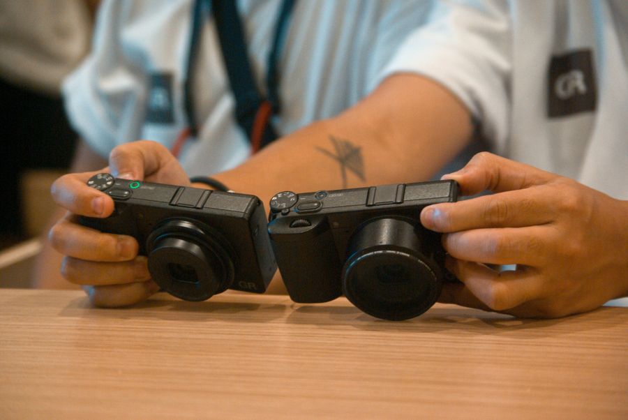 Cámaras compactas digitales en manos