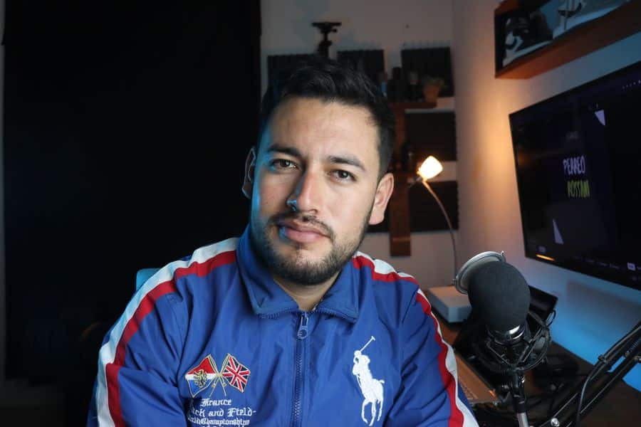 Vlogger en estudio para vídeos de YouTube 2026
