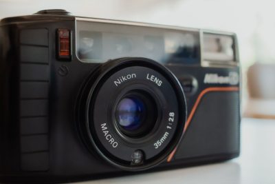 Tipos de rollos fotográficos: ¿cómo elegir la película correcta según luz, color, grano y revelado?