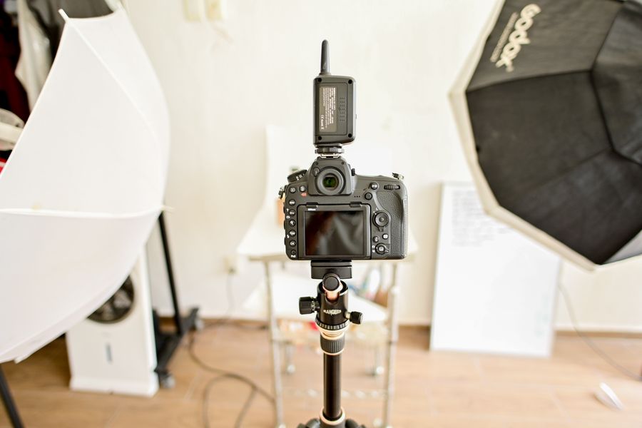 Cámara DSLR con trípode en estudio fotográfico profesional