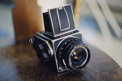 Cámaras analógicas de formato medio: ¿qué las diferencia del 35 mm y cuándo vale la pena usarlas?