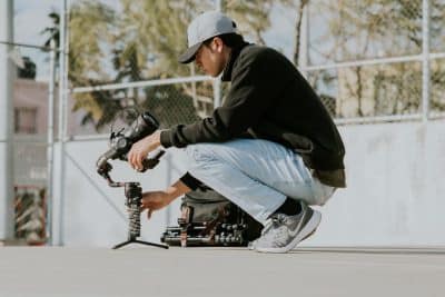 Trípode vs gimbal: ¿Cuál es mejor para grabar vídeos estables?