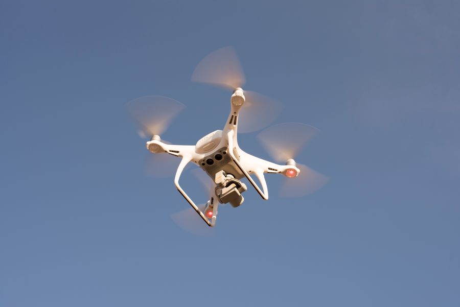 Dron blanco para protección aérea
