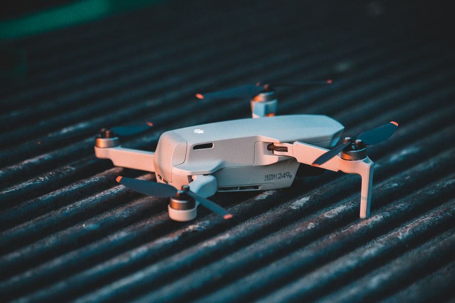 Dron compacto para preparativos de vuelo