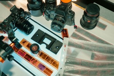 ¿Dónde revelar rollos fotográficos en Colombia y qué revisar antes de dejar tus negativos?