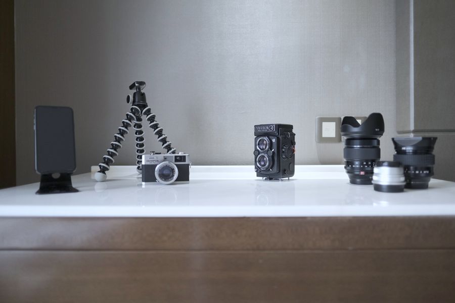 equipos fotograficos vintage modernos tripodes 1 Equipos fotográficos vintage y modernos con trípodes