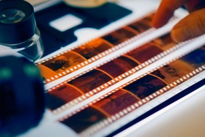 ¿Cómo digitalizar fotos analógicas para compartirlas sin perder calidad ni desordenar el archivo familiar?