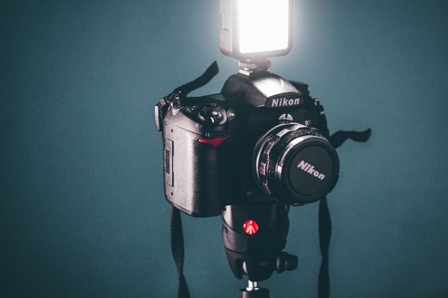 Trípode para cámara DSLR con flash
