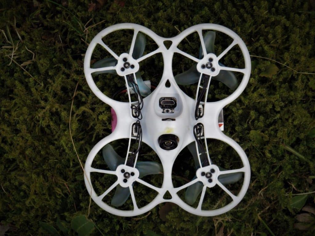 drone camara sin camara vistos desde Drone con cámara vs sin cámara vistos desde arriba sobre una mesa