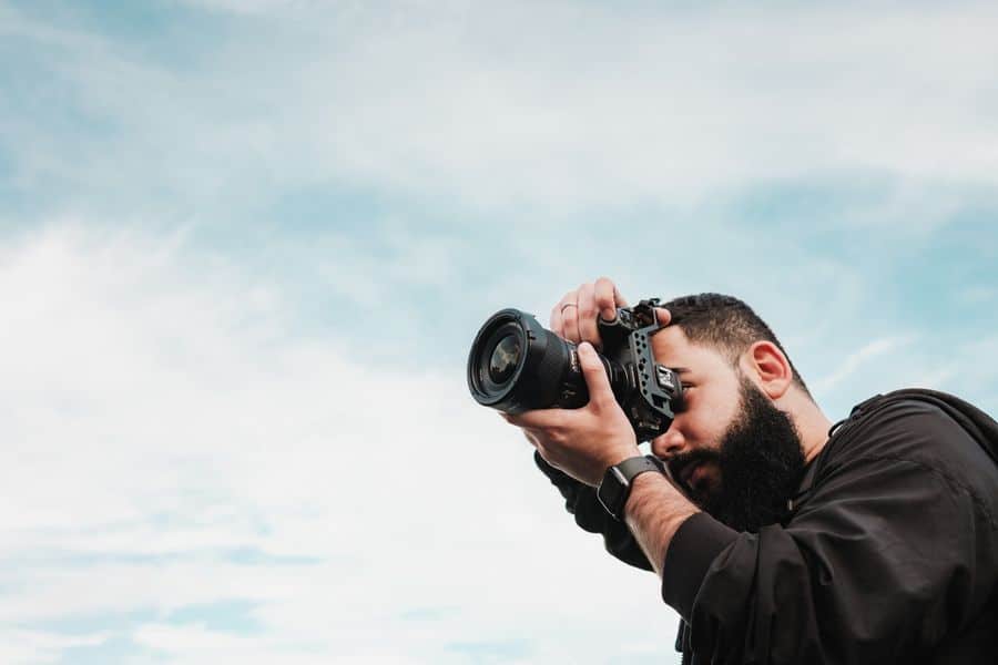 Fotógrafo con cámara digital profesional