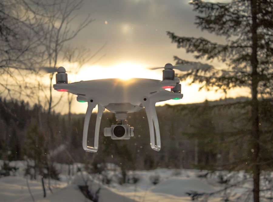 Drone profesional en paisaje invernal